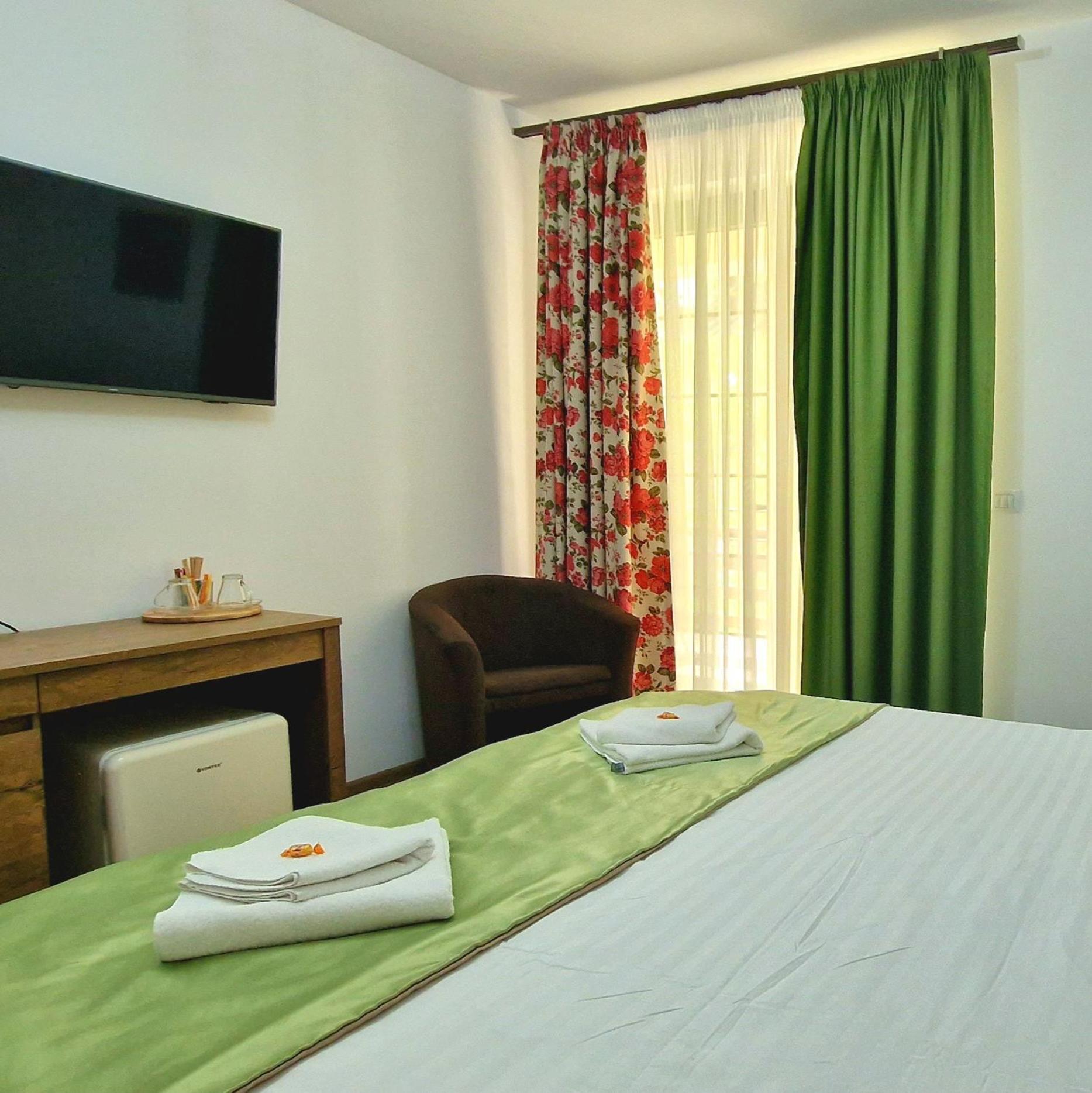 Provence Suceava Hotel Екстериор снимка